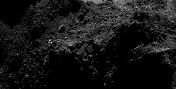 Caratteristiche chiare sulla superficie della cometa 67P