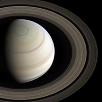 2 luglio: NASA Cassini osserva il polo nord di Saturno
