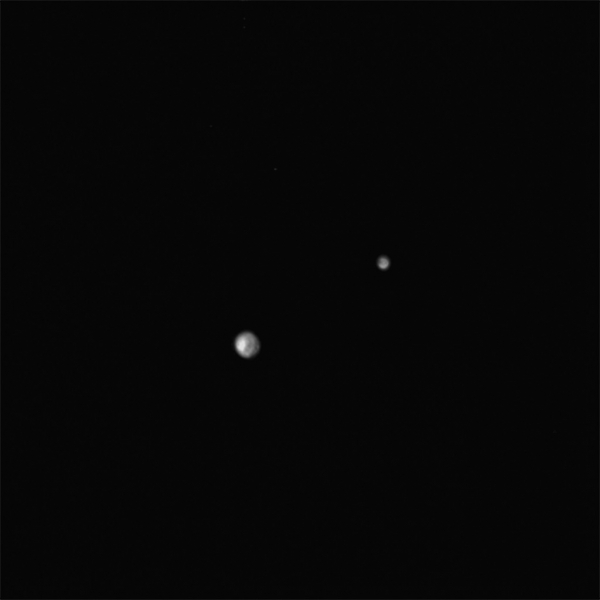 Plutone e Caronte ripresi dalla fotocamera LORRI a bordo della sonda della NASA New Horizons il 22 giugno 2015