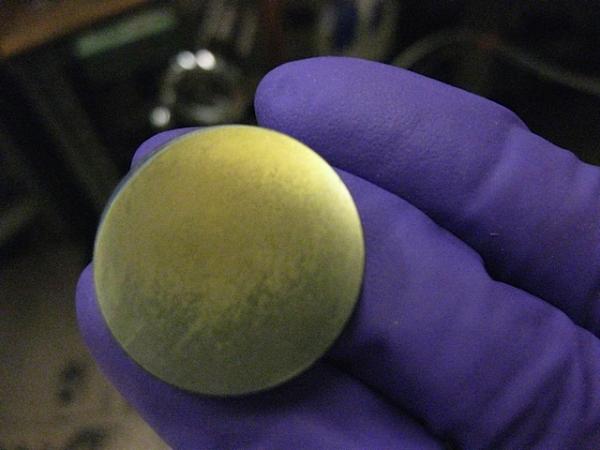 Depositi chimici formatesi su una superficie di alluminio ghiacciata.