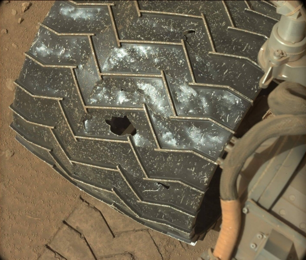 La ruota anteriore dstra di Curiosity - Sol 746